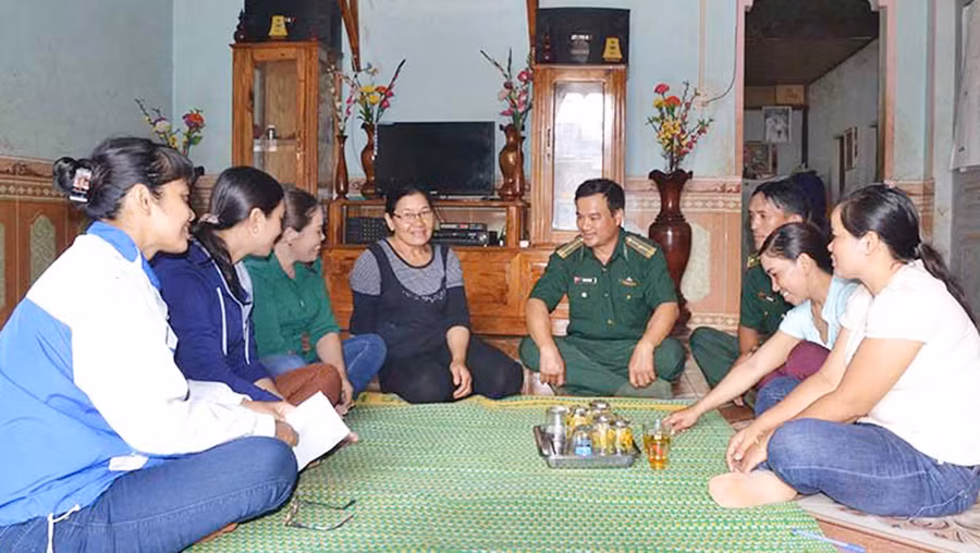 Các thành viên của mô hình Phụ nữ tự quản đường biên, cột mốc, dấu hiệu đường biên giới của Hội Liên hiệp Phụ nữ xã Ia Nan (huyện Đức Cơ) trong 1 buổi tuyên truyền cho nhân dân trên địa bàn. Ảnh: Ngọc Thu