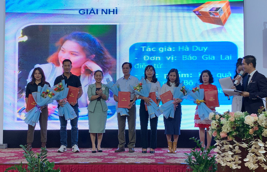  Ban tổ chức trao giải nhì cho các tác giả đạt giải. Ảnh: Phương Vi