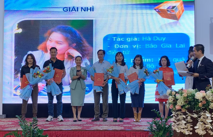  Ban tổ chức trao giải nhì cho các tác giả đạt giải. Ảnh: Phương Vi