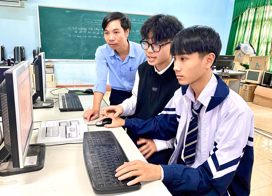 Các giáo viên của Trường THPT Phan Bội Châu luôn gắn việc học tập và làm theo Bác với nhiệm vụ chuyên môn được giao để tập trung thực hiện. Ảnh: Mộc Trà Các giáo viên của Trường THPT Phan Bội Châu luôn gắn việc học tập và làm theo Bác với nhiệm vụ chuyên môn được giao để tập trung thực hiện. Ảnh: Mộc Trà