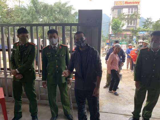 Đối tượng Nguyễn Xuân Trí tại buổi thực nghiệm hiện trường điều tra vụ án