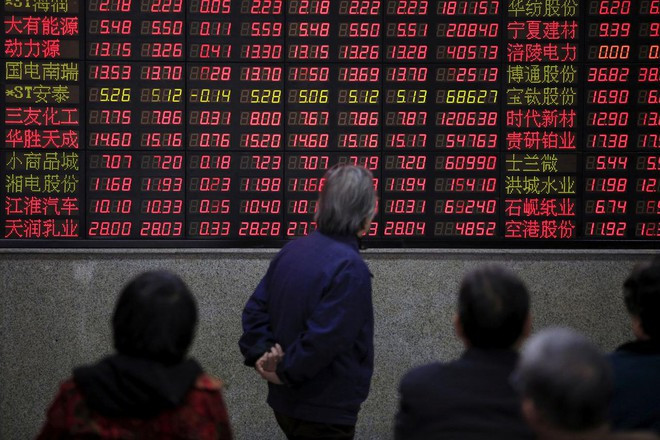 Các nhà đầu tư theo dõi thông tin chứng khoán tại Thượng Hải, Trung Quốc - Ảnh: Reuters