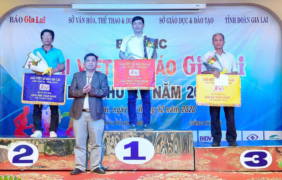 Phó Chủ tịch UBND tỉnh Kpă Thuyên trao giải toàn đoàn hệ phong trào cho các đoàn VĐV đạt thành tích cao. Ảnh: Đức Thụy