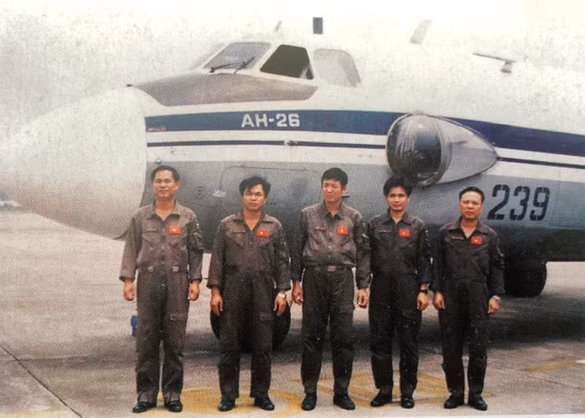 Tổ bay An-26 số hiệu 239 hoàn thành nhiệm vụ bay cứu trợ miền Trung, 11.1999; hình: Tư liệu. MAI THANH HẢI