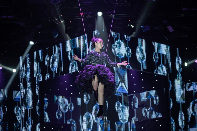 Bella Vũ treo cao 5m khi hát mở màn 'Búp bê show' ẢNH: NVCC