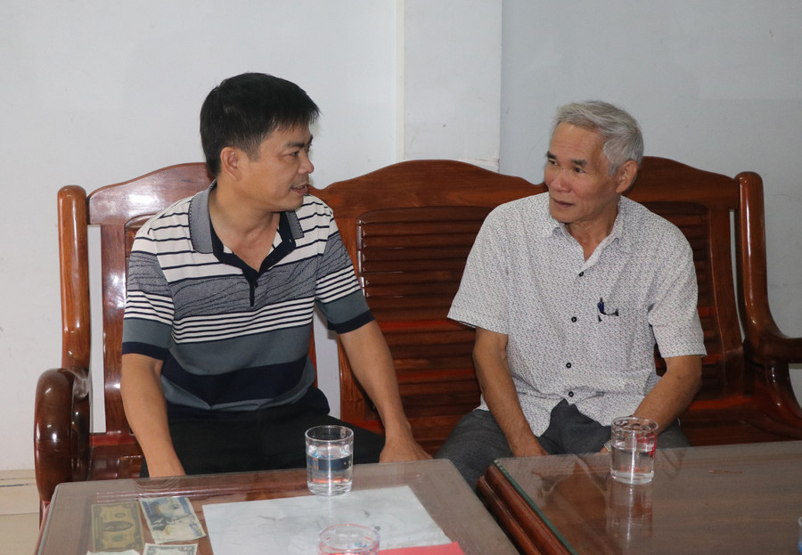 Ông Trần Chấn Cận (bìa phải) tuyên truyền, vận động người dân tham gia xây dựng tuyến phố văn minh. Ảnh: Ngọc Minh Ông Trần Chấn Cận (bìa phải) tuyên truyền, vận động người dân tham gia xây dựng tuyến phố văn minh. Ảnh: Ngọc Minh