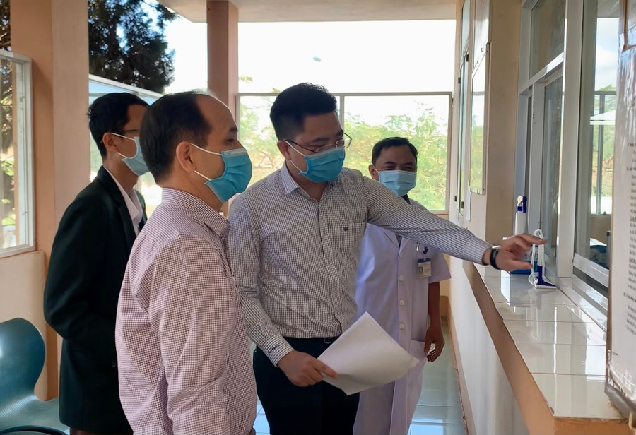 Đoàn công tác của Sở Y tế kiểm tra tại Bệnh viện Y dược cổ truyền-Phục hồi chức năng tỉnh. Ảnh: Như Nguyện