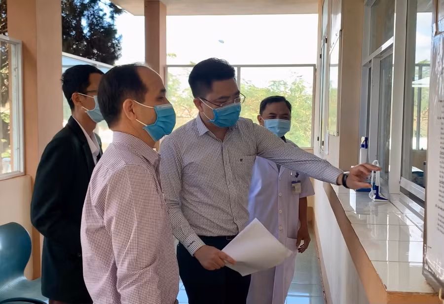 Đoàn công tác của Sở Y tế kiểm tra tại Bệnh viện Y dược cổ truyền-Phục hồi chức năng tỉnh. Ảnh: Như Nguyện