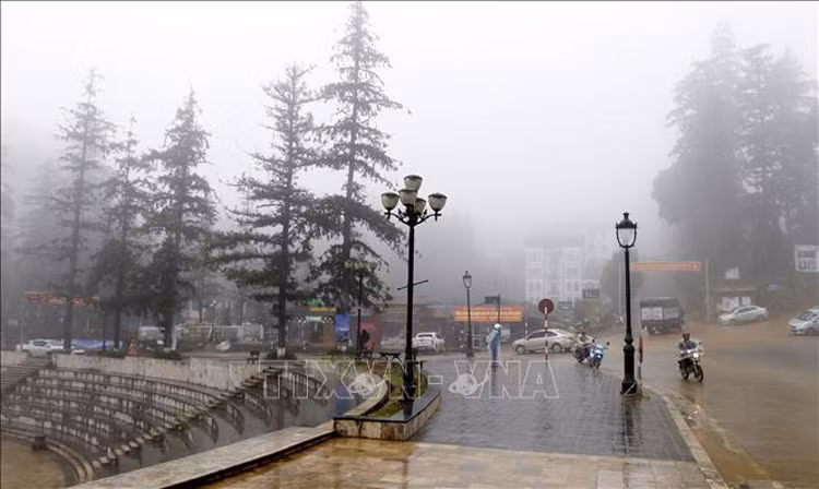  Sương mù dày đặc bao phủ tại thị xã Sapa. Ảnh: Quốc Khánh - TTXVN