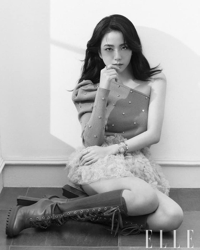 Trong loạt ảnh chụp cho ELLE Hàn số tháng 1.2021, Jisoo không hề mặc bất kỳ trang phục nào của Dior, nhãn hàng mà cô làm đại sứ thương hiệu mảng Beauty. Ảnh: ELLE