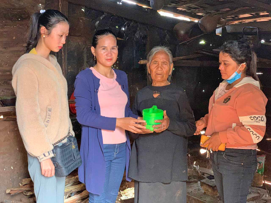 Cán bộ Hội Liên hiệp Phụ nữ xã Ia Rong (huyện Chư Pưh) tới nhà phát cháo cho bà Rơ Mah H’Nghe. Ảnh: Hồng Thương