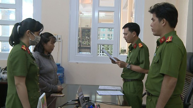 Bà Nguyễn Thị Út nghe công an đọc lệnh khởi tố bị can - ẢNH: CÔNG AN CUNG CẤP