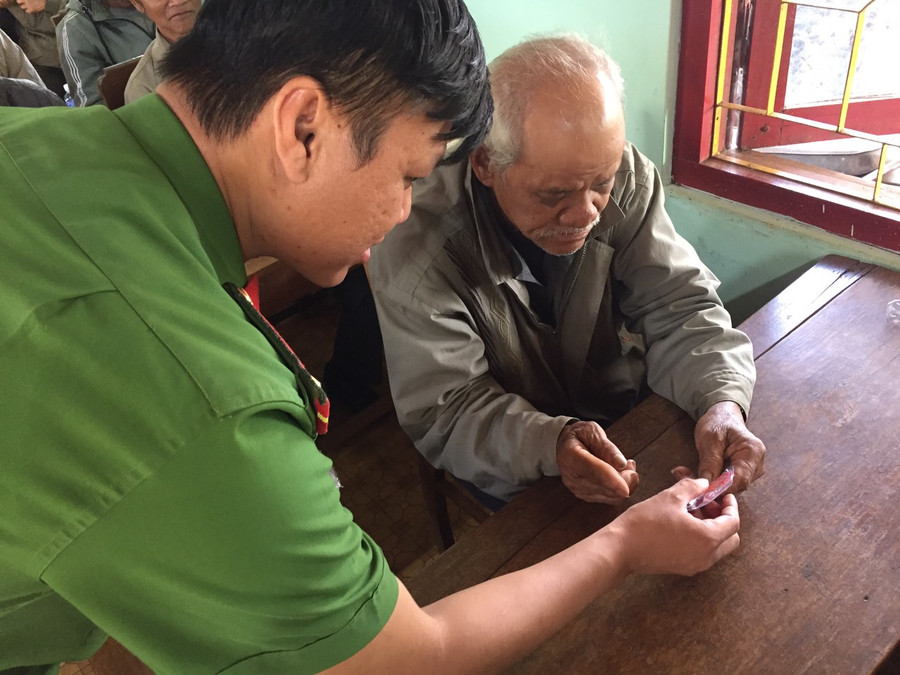 21-12 Các đồng chí công an trực tiếp hướng dẫn cho người dân sử dụng móc khóa an ninh-ảnh đơn vị cung cấp