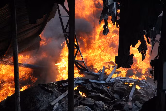 Lửa thiêu cháy hai cơ sở chứa nhiều vật dụng dễ cháy.