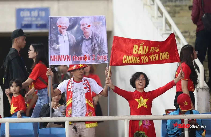 Người hâm mộ yêu bóng đá Việt Nam cảm ơn bầu Đức ở sân Mỹ Đình.