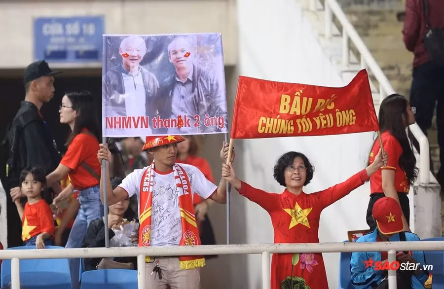 Người hâm mộ yêu bóng đá Việt Nam cảm ơn bầu Đức ở sân Mỹ Đình.