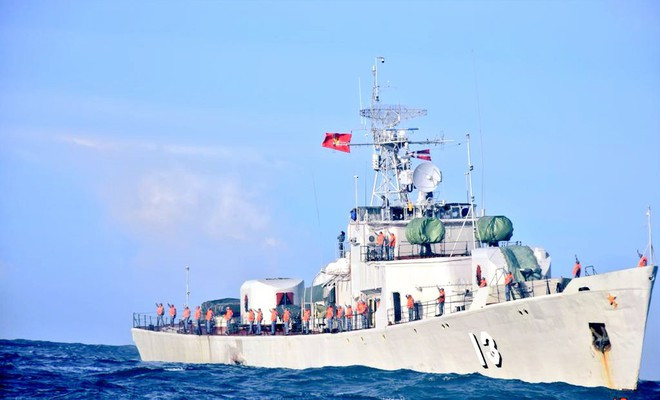 Sĩ quan, thủy thủ tàu 13 vẫy chào tàu INS Kiltan kết thúc chuyến thăm Việt Nam - Ảnh:Hải quân Ấn Độ