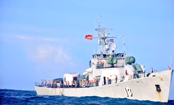 Sĩ quan, thủy thủ tàu 13 vẫy chào tàu INS Kiltan kết thúc chuyến thăm Việt Nam - Ảnh:Hải quân Ấn Độ