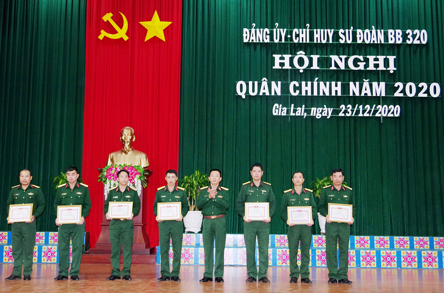 Lãnh đạo Sư đoàn 320 tặng giấy khen cho các cá nhân đạt thành tích xuất sắc trong phong trào thi đua quyết thắng. Ảnh: Vĩnh Hoàng  Lãnh đạo Sư đoàn tặng giấy khen cho các cá nhân đạt thành tích xuất sắc trong phong trào thi đua quyết thắng. Ảnh: Vĩnh Hoàng