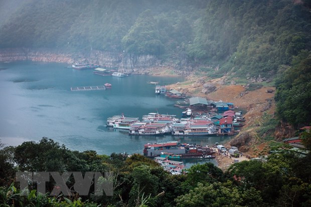 Cảnh quan hùng vĩ trên hồ Hòa Bình. (Ảnh: Trọng Đạt/TTXVN)