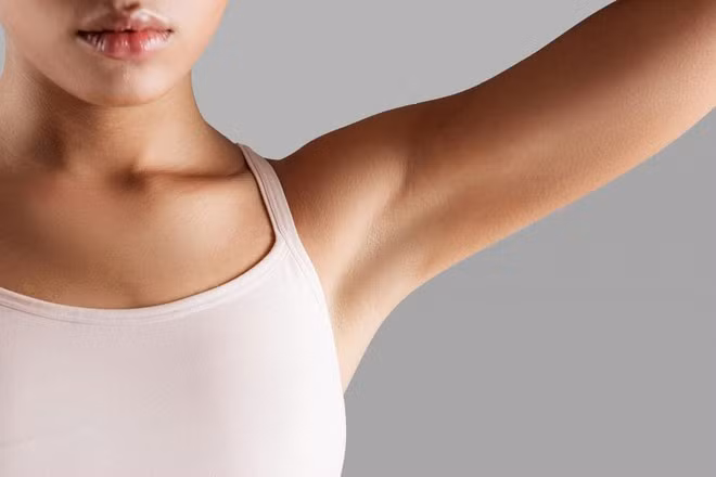 Một khối u hoặc nổi hạch ở một hoặc hai bên nách là triệu chứng của ung thư vú SHUTTERSTOCK