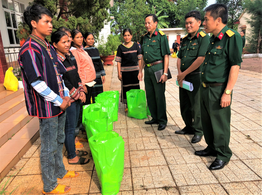 Công ty 715 tuyên truyền chính sách BHTN cho lao động dân tộc thiểu số. Ảnh. Đinh Yến