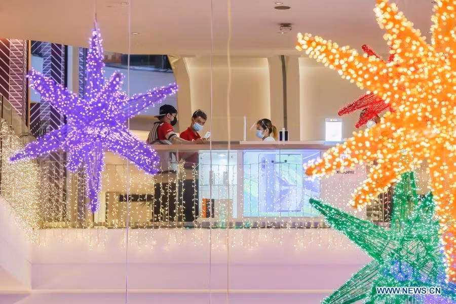 Đeo khẩu trang và tấm che mặt phòng ngừa COVID-19 tại một trung tâm mua sắm ở Manila, Philippines. Ảnh: Xinhua