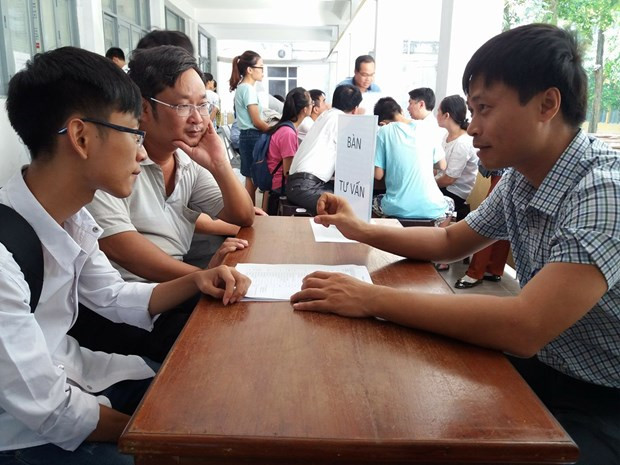 Thí sinh tìm hiểu thông tin xét tuyển đại học. (Ảnh: Phạm Mai/Vietnam+)