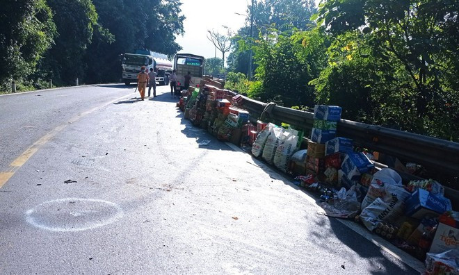 Lực lượng CSGT điều tiết đảm bảo an toàn giao thông tại hiện trường xảy ra tai nạn - Ảnh: Trùng Dương