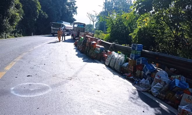  Lực lượng CSGT điều tiết đảm bảo an toàn giao thông tại hiện trường xảy ra tai nạn - Ảnh: Trùng Dương