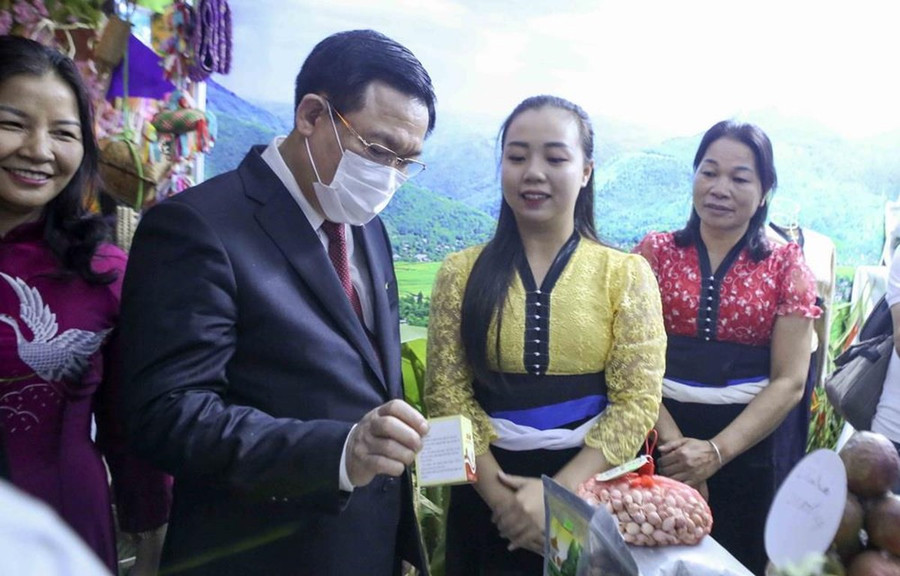 Bí thư Thành ủy Hà Nội Vương Đình Huệ và đại biểu tham quan các gian hàng tại Lễ hội Sắc màu Sơn La- Tây Bắc tổ chức tại Quảng trường Tượng đài Lý Thái Tổ (Hà Nội). (Ảnh: Tuấn Đức - TTXVN)