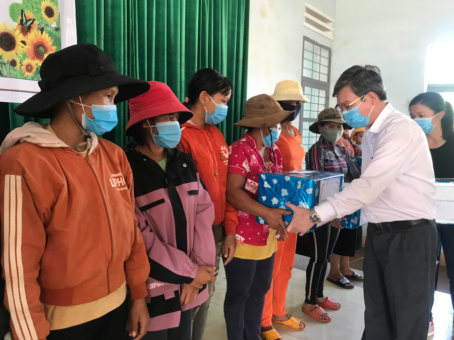 Đồng chí Huỳnh Quang Thái-Ủy viên Ban Thường vụ Tỉnh ủy, Trưởng ban Tổ chức Tỉnh ủy, Trưởng khối thi đua các cơ quan Đảng tỉnh trao quà cho các hộ có hoàn cảnh khó khăn trên địa bàn xã Ia O (huyện Ia Grai). Ảnh: Trần Dung