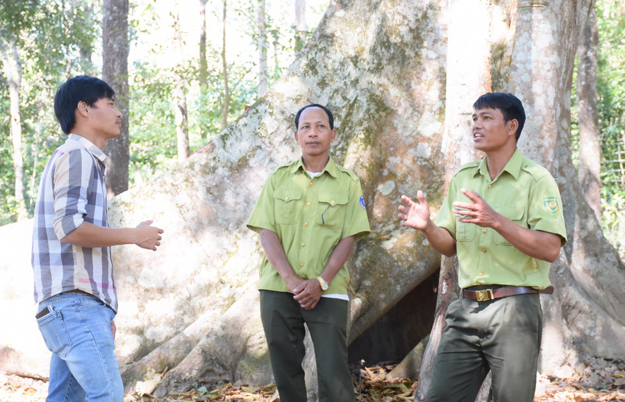 1. A Mưm và ông Djưng chia sẻ với PV công việc hiện tại