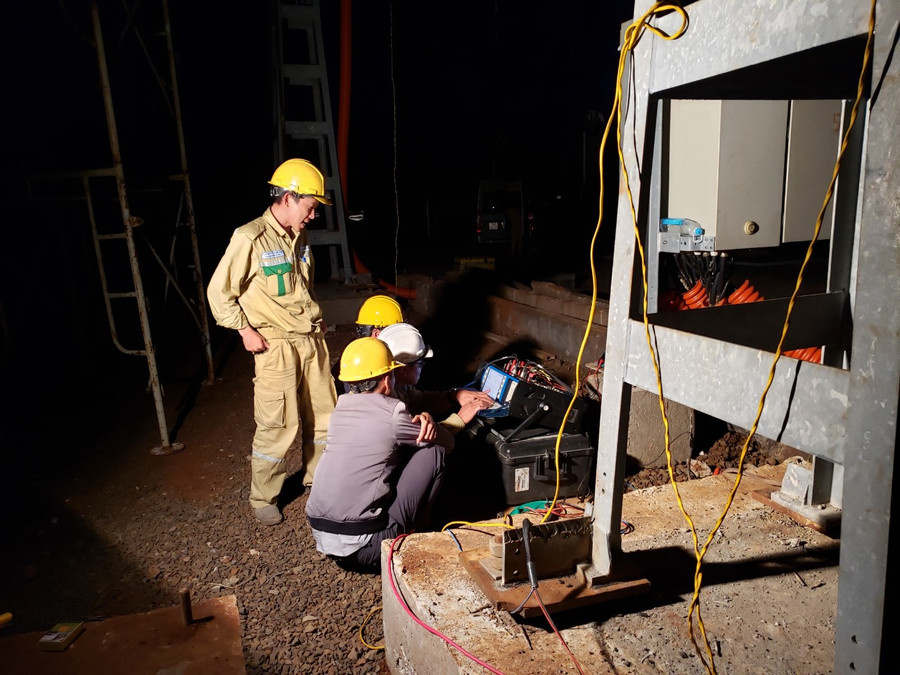 Những người lính truyền tải thường phải làm việc vào ban đêm. Ảnh: Lê Văn Ngọc