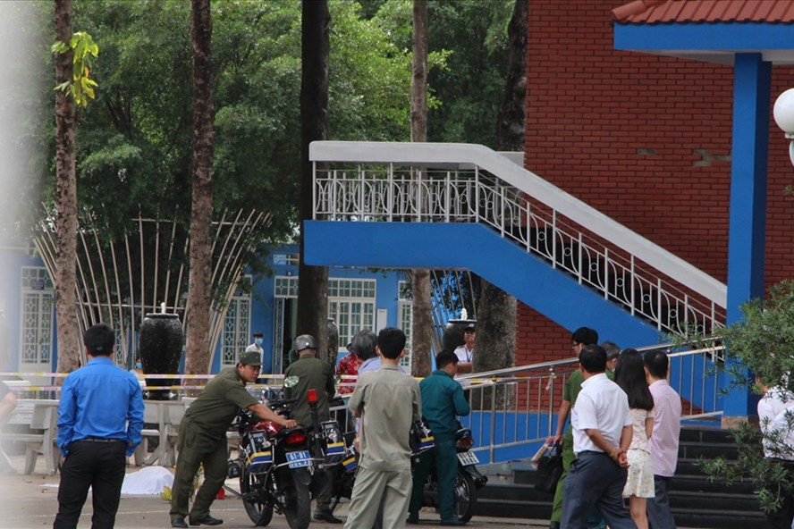  Công an đang khám nghiệm điều tra làm rõ vụ nam thanh niên rơi tử vong từ tầng 3 tòa nhà trong trường Đại học Thủ Dầu Một. Ảnh: Đình Trọng