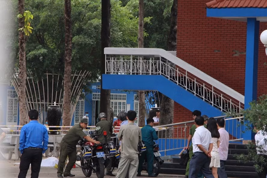  Công an đang khám nghiệm điều tra làm rõ vụ nam thanh niên rơi tử vong từ tầng 3 tòa nhà trong trường Đại học Thủ Dầu Một. Ảnh: Đình Trọng