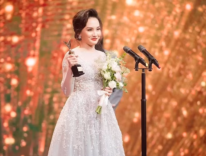 Bảo Thanh nhận giải thưởng. Ảnh: NSCC.