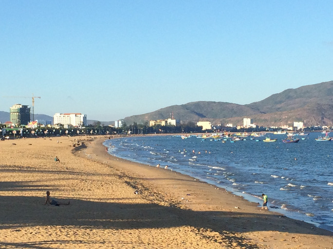 Vùng bờ biển Quy Nhơn, nơi xuất hiện tôm hùm giống trong những ngày gần đây Vùng bờ biển Quy Nhơn, nơi xuất hiện tôm hùm giống trong những ngày gần đây