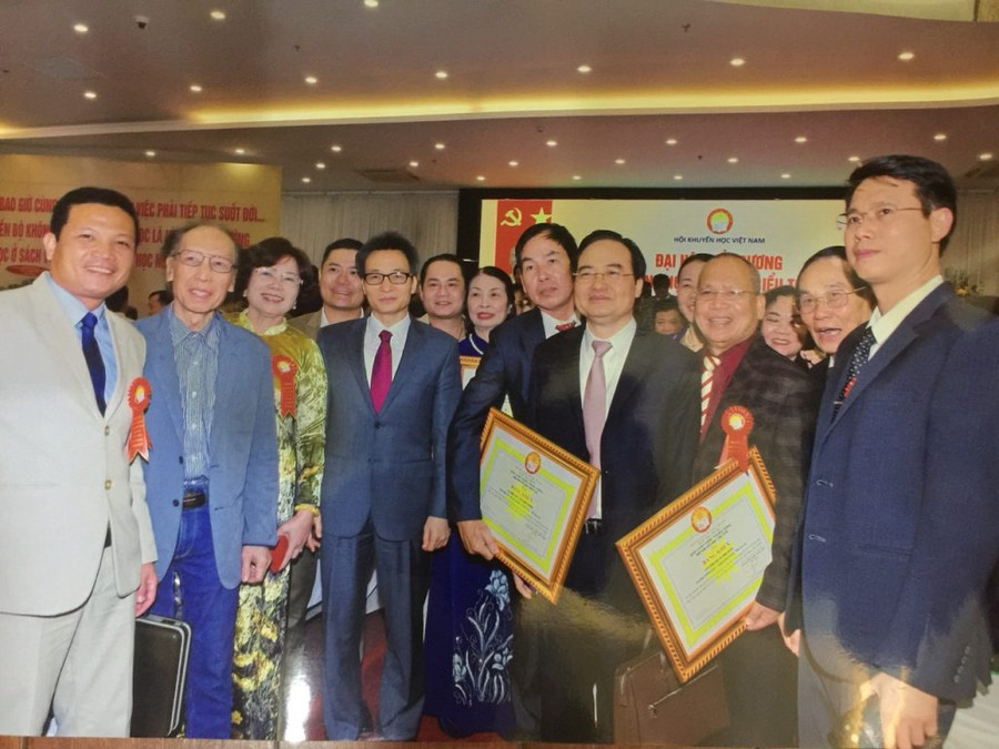 Luật sư Lê Đình Quốc (người đứng thứ 4 từ phải sang) dự Đại hội biểu dương các mô hình học tập tiêu biểu toàn quốc giai đoạn 2016-2020.  Luật sư Lê Đình Quốc (người đứng thứ 4 từ phải sang) dự Đại hội biểu dương các mô hình học tập tiêu biểu toàn quốc giai đoạn 2016-2020.