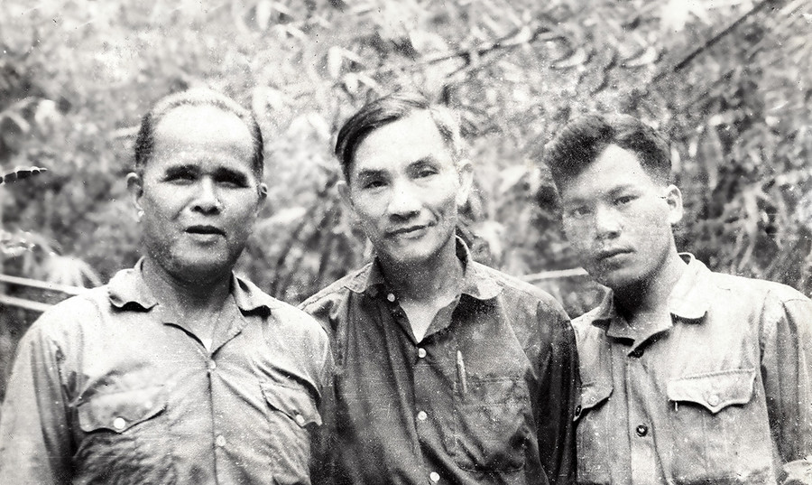 Bí thư Tỉnh ủy Trần Văn Bình (ở giữa) cùng Anh hùng Núp (bìa trái) và Anh hùng Kpă Klơng, năm 1973 (ảnh tư liệu, Nguyễn Quang Tuệ sưu tầm). Bí thư Tỉnh ủy Trần Văn Bình (ở giữa) cùng Anh hùng Núp (bìa trái) và Anh hùng Kpă Klơng, năm 1973 (ảnh tư liệu, Nguyễn Quang Tuệ sưu tầm).
