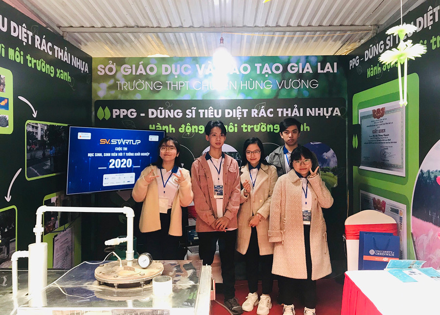 Nhóm tác giả dự án “PPG-Máy nhiệt phân rác thải nhựa thu nhiên liệu dầu và xử lý khí thải” tham gia Cuộc thi học sinh-sinh viên với ý tưởng khởi nghiệp năm 2020. Ảnh: Ngọc Linh  Nhóm tác giả dự án “PPG-Máy nhiệt phân rác thải nhựa thu nhiên liệu dầu và xử lý khí thải” tham gia cuộc thi học sinh-sinh viên với ý tưởng khởi nghiệp năm 2020. Ảnh: Ngọc Linh