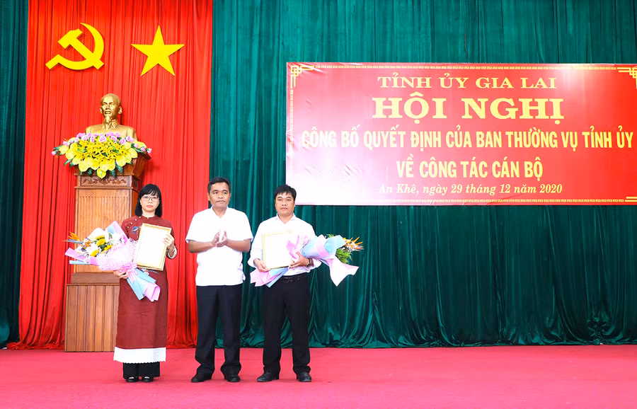  Đồng chí Hồ Văn Niên-Ủy viên dự khuyết Ban Chấp hành Trung ương Đảng, Bí thư Tỉnh ủy, Trưởng đoàn đại biểu Quốc hội tỉnh Gia Lai trao Quyết định, tặng hoa cho các đồng chí Nguyễn Thị Thanh Lịch, Đinh Văn Cương. Ảnh: Ngọc Minh