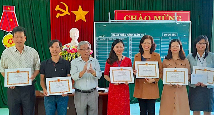 Chi bộ Trường THPT Phan Bội Châu khen thưởng những đảng viên hoàn thành xuất sắc nhiệm vụ. Ảnh: Mộc Trà  Chi bộ Trường THPT Phan Bội Châu khen thưởng những đảng viên hoàn thành xuất sắc nhiệm vụ. Ảnh: Mộc Trà