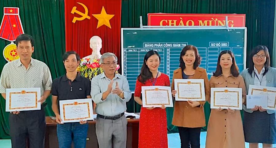 Chi bộ Trường THPT Phan Bội Châu khen thưởng những đảng viên hoàn thành xuất sắc nhiệm vụ. Ảnh: Mộc Trà Chi bộ Trường THPT Phan Bội Châu khen thưởng những đảng viên hoàn thành xuất sắc nhiệm vụ. Ảnh: Mộc Trà