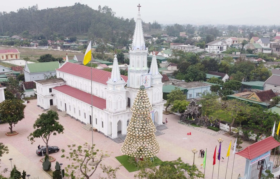 Cây thông Noel làm từ hơn 1.000 chiếc nón lá độc đáo nằm trong khuôn viên nhà thờ giáo xứ Bố Sơn. (Ảnh: Tá Chuyên/TTXVN)