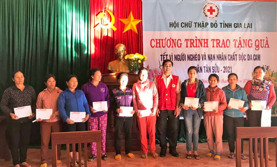 Tặng quà cho các hộ nghèo, cận nghèo, khó khăn xã Ia Din. Ảnh: Hồng Ngọc