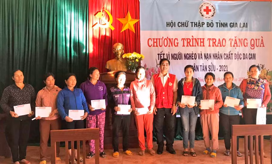 Tặng quà cho các hộ nghèo, cận nghèo, khó khăn xã Ia Din. Ảnh: Hồng Ngọc