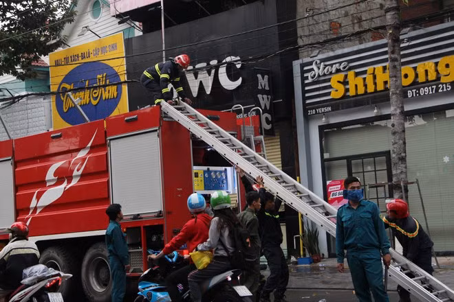 Cảnh sát PCCC tiếp cận hiện trường. Ảnh: Đ.T Cảnh sát PCCC tiếp cận hiện trường. Ảnh: Đ.T