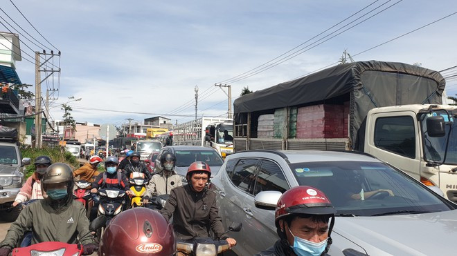 Vụ tai nạn liên hoàn kiến giao thông trên QL20, đoạn qua P.Lộc Sơn bị ách tắc nghiêm trọng ẢNH: TRÙNG DƯƠNG