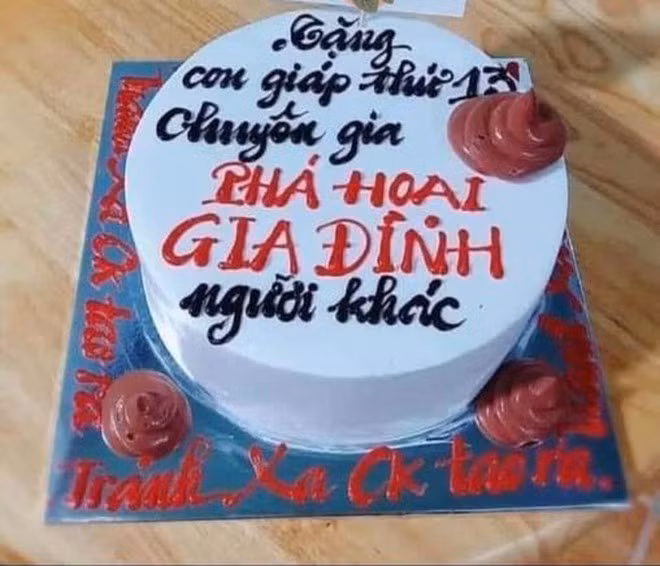 Đây là kiểu ghen “khôn” của một người phụ nữ khi tạo hình bánh sinh nhật tặng “tình địch” ẢNH: LẤY TỪ FACEBOOK